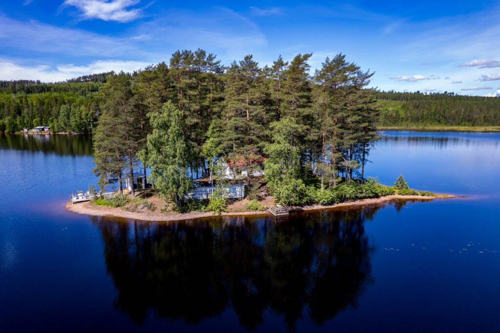 Vilarön covers roughly a quarter acre on Stora Högsjön, which includes rich bird life.