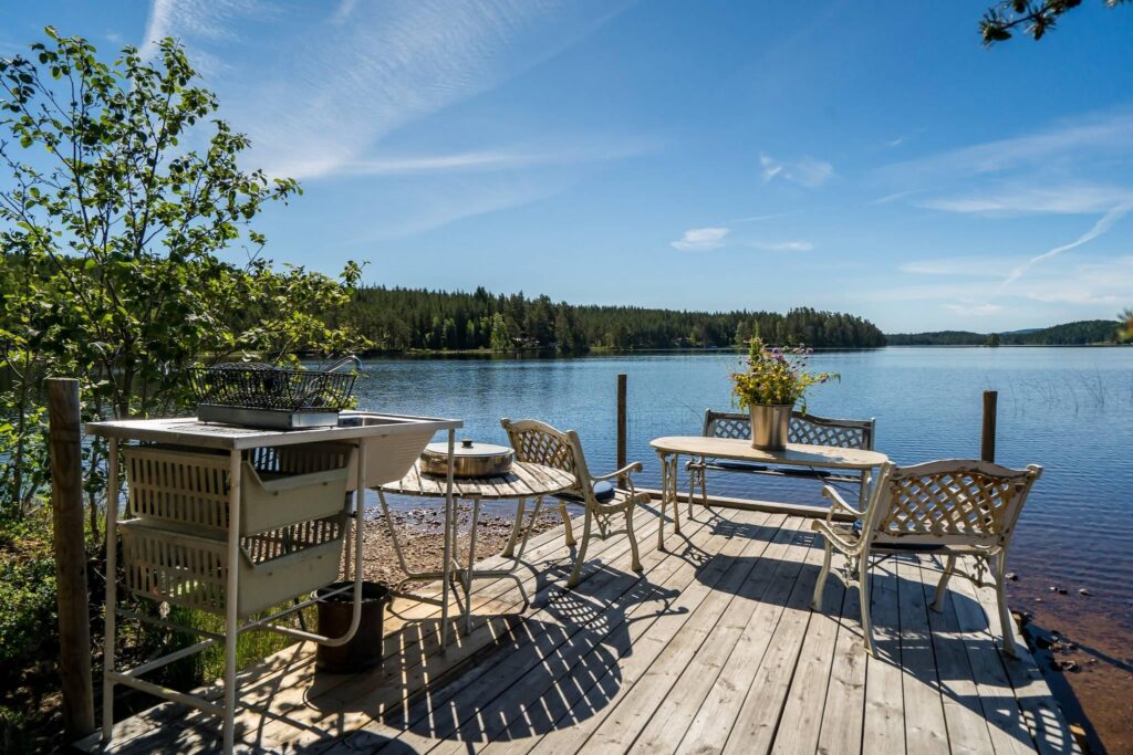 Vilarön is only a five-minute row from the mainland, and the boats, canoe and mainland mooring rights are included in the sale.